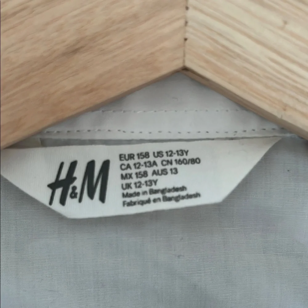 Classic White Dress Shirt with Minimalist Design - Picture 3 of 7